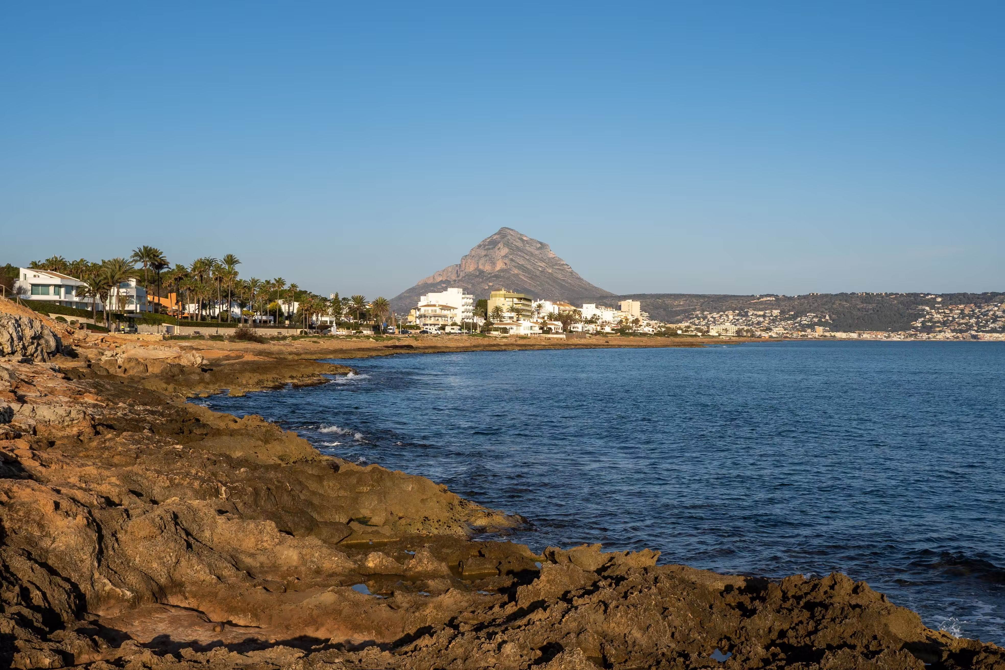 ¿Buscas tu hogar ideal? - Te ayudamos a encontrar la propiedad perfecta en Torrevieja background